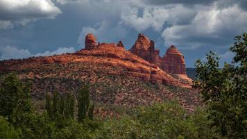 clima tormentoso y sol brillante sobre las montañas que rodean a sedona foto