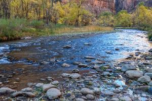 el río virgen serpentea perezosamente a través del parque nacional zion foto