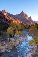 valle del río virgen y montañas iluminadas por el sol en el parque nacional zion foto