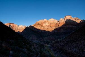 amanecer sobre las torres de la virgen y el templo del oeste foto