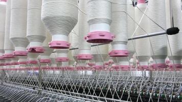 Ausrüstung für die Herstellung von Garn. Textilfabrik video