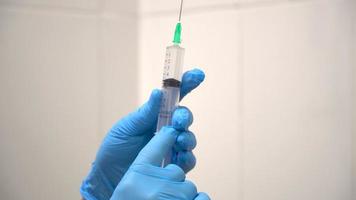 médico prepara uma seringa com uma injeção, closeup video