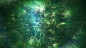 vôo espacial na nebulosa nuvem verde brilhante