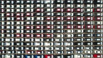 vue de dessus, parking aérien de stockage de voitures neuves montrant de nouveaux véhicules importés ou prêts à exporter de nouvelles installations de stockage d'automobiles industrie automobile pour l'exportation dans le monde entier marché de la vente de voitures video