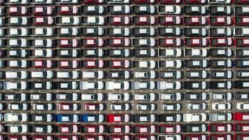 vue de dessus, parking aérien de stockage de voitures neuves montrant de nouveaux véhicules importés ou prêts à exporter de nouvelles installations de stockage d'automobiles industrie automobile pour l'exportation dans le monde entier marché de la vente de voitures video