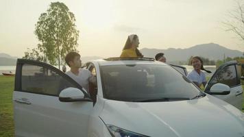 jugendliche freunde vier personen asiatischer stop road trip entspannen sich nach der fahrt zum destination.concept, camping lifestyle ferien, reisen. video