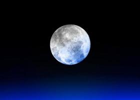 reflejos azules de la tierra a la luna. luna y espacio profundo súper colorido. cielo nocturno de fondo con estrellas, luna y nubes. una vista de la luna de incomparable belleza. foto