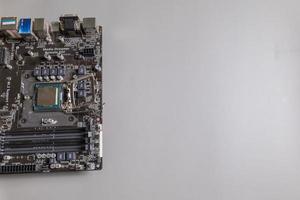 The motherboard puts the CPU, waits for the socket to be closed, there is space to enter the message. photo