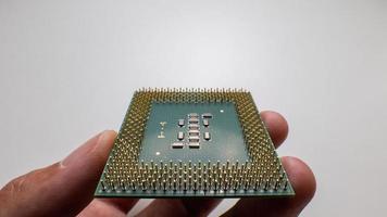 sosteniendo la cpu hacia arriba para ver sus contactos, seleccione el enfoque. consultar limpieza y disponibilidad foto