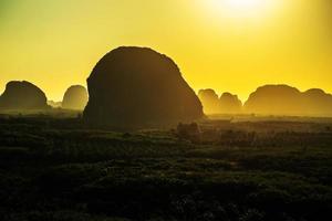 paisaje de montaña con puesta de sol en krabi tailandia foto