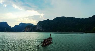 cielo paisajístico con pequeños barcos de pesca en Tailandia foto