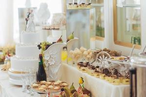 platos finos en la mesa de buffet boda foto