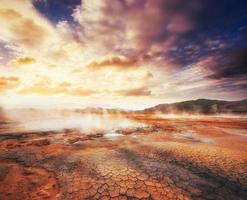 campo de fumarolas en la cascada de namafjall godafoss al atardecer. mundo de la belleza foto