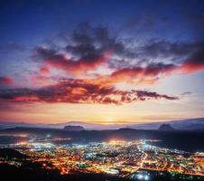 fantástica puesta de sol rosa y cúmulos sobre la ciudad. hermosa foto