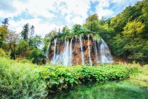 fantásticas vistas de cascadas y aguas turquesas a la luz del sol foto