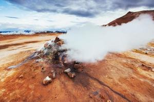 campo de fumarolas en namafjall islandia foto