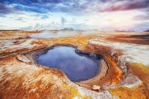 campo de fumarolas en namafjall islandia. los pintorescos paisajes bosques. foto