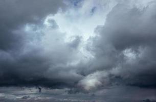 fondo de nubes oscuras antes de una tormenta. cielo dramático foto