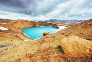 vistas al volcán gigante. turquesa proporciona una cálida agua geotérmica foto