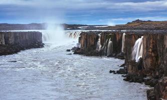 fantásticas vistas de la cascada selfoss en el parque nacional vatnaj foto