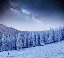 chalets en las montañas de noche bajo las estrellas foto