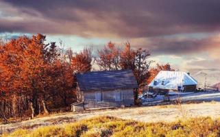 paisaje de montaña de los Cárpatos con casa de campo de madera. mes de octubre foto