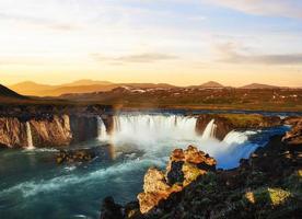 Cascada de Godafoss al atardecer. mundo de la belleza islandia, europa foto