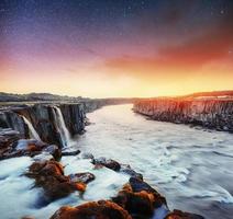 fantásticas vistas de la cascada selfoss en el parque nacional foto