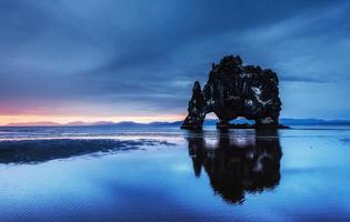 hvitserkur 15 m de altura. es una roca espectacular en el mar foto