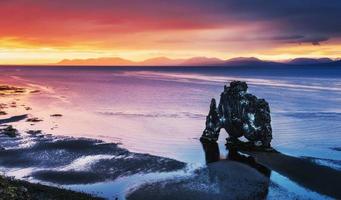 hvitserkur es una roca espectacular en el mar en las costas del norte foto