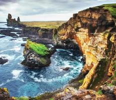 vista panorámica de la costa en arnarstapi islandia foto