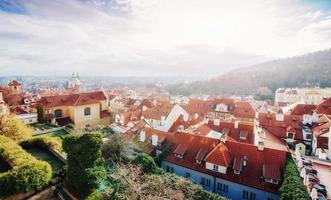 el techo rojo en praga. vista panorámica de cas foto