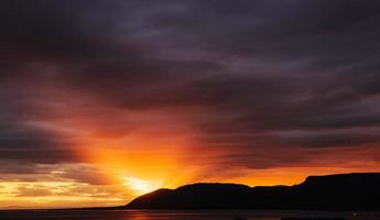 colorida puesta de sol sobre las montañas. fantásticas vistas de las tierras foto