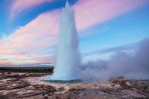 erupción del géiser strokkur en islandia. colores fantasticos hermosa foto