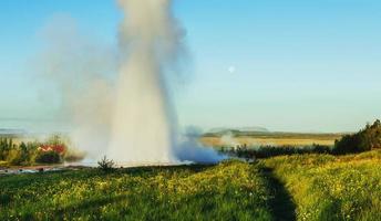 fantástica puesta de sol erupción del géiser strokkur en islandia foto