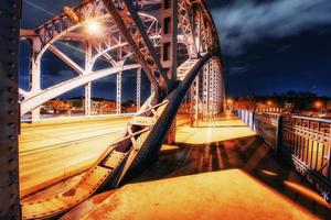 puente río vistula paseo marítimo soleado día de invierno nieve, cracovia, po foto