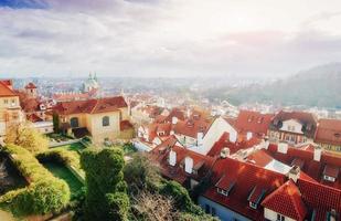 el techo rojo en praga. vista panorámica foto