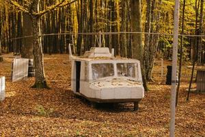 viejo helicóptero abandonado. parque de otoño. máquina de piedra en el parque de otoño foto