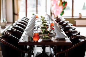 hermoso juego de mesa para una fiesta de eventos o recepción de bodas. interiores de restaurante foto