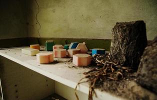 juguetes soviéticos de cubos polvorientos en el área del desastre nuclear de chernobyl. foto