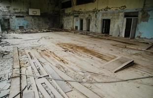 gimnasio deportivo escolar perdido en la zona de la ciudad fantasma de la radiactividad de la ciudad de chernobyl. foto