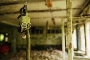 máscara de gas de radiación infectada en una escuela secundaria abandonada en la zona de alienación de la planta de energía nuclear de chernobyl foto