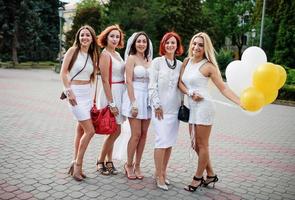 cinco chicas con globos a mano en despedida de soltera. foto