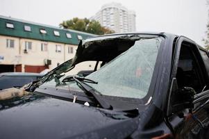 coche después del accidente. parabrisas de auto estrellado foto