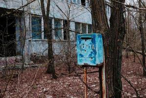 buzón oxidado en la ciudad fantasma de chernobyl, ucrania. foto