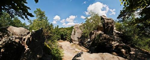 panorama de rocas dovbush, grupo de estructuras naturales y artificiales talladas en roca en ucrania occidental foto