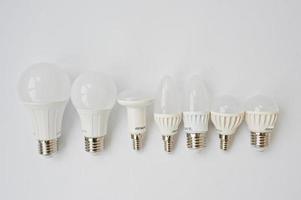 conjunto de bombillas led de fila aisladas sobre fondo blanco. foto