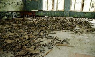 máscaras de gas de radiación infectadas en el suelo en una escuela secundaria abandonada en la zona de alienación de la planta de energía nuclear de chernobyl foto