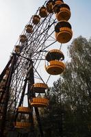 rueda de la fortuna de abadonrd en la ciudad fantasma de pripyat en la zona de exclusión de chernobyl, ucrania foto