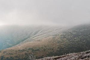 paisaje de la montaña helada con niebla foto